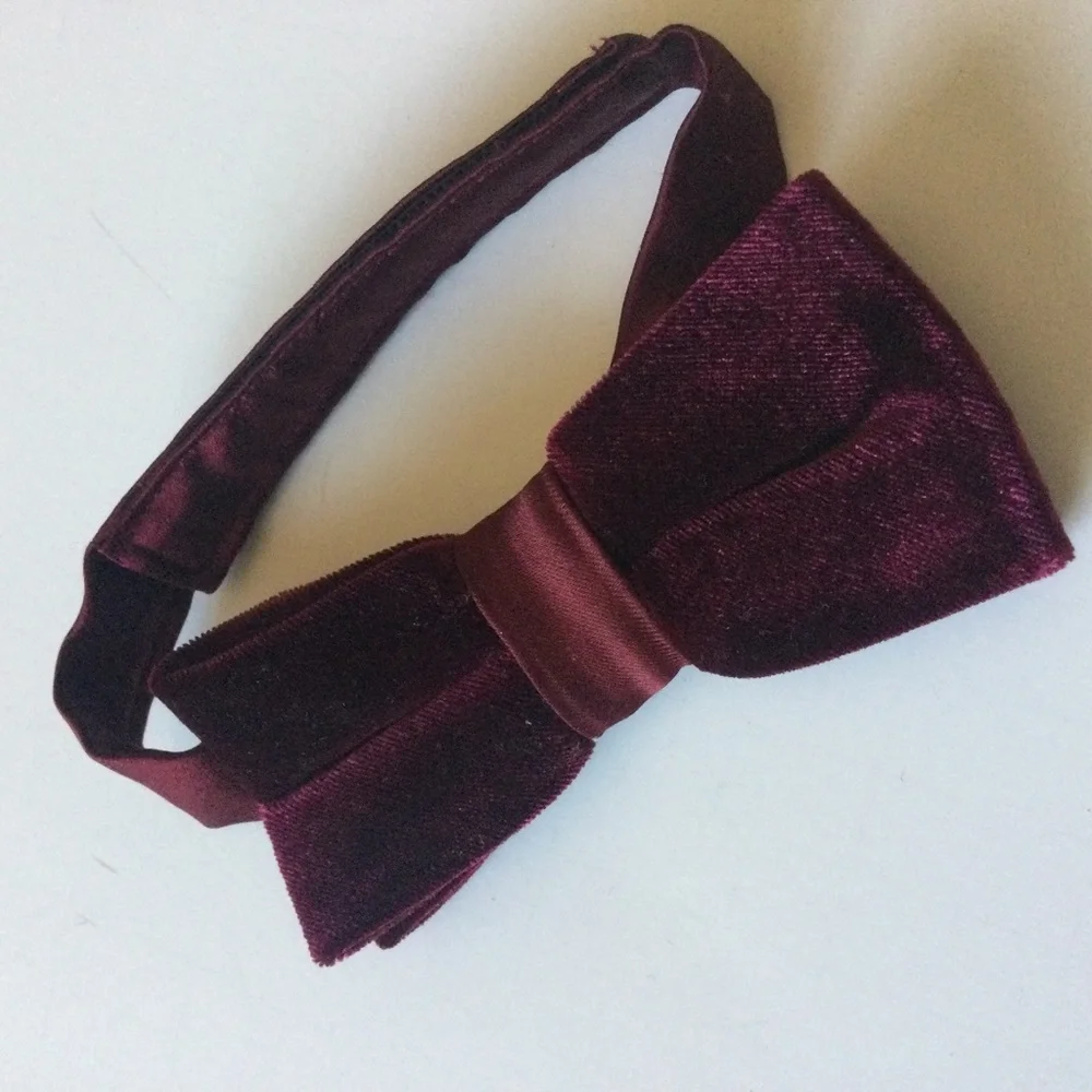 NORDSTROM FAMILY MOMENTS BOYS VELVET PRE-TIED BOW TIE BURGUNDY OS ADJUSTABLE NEW